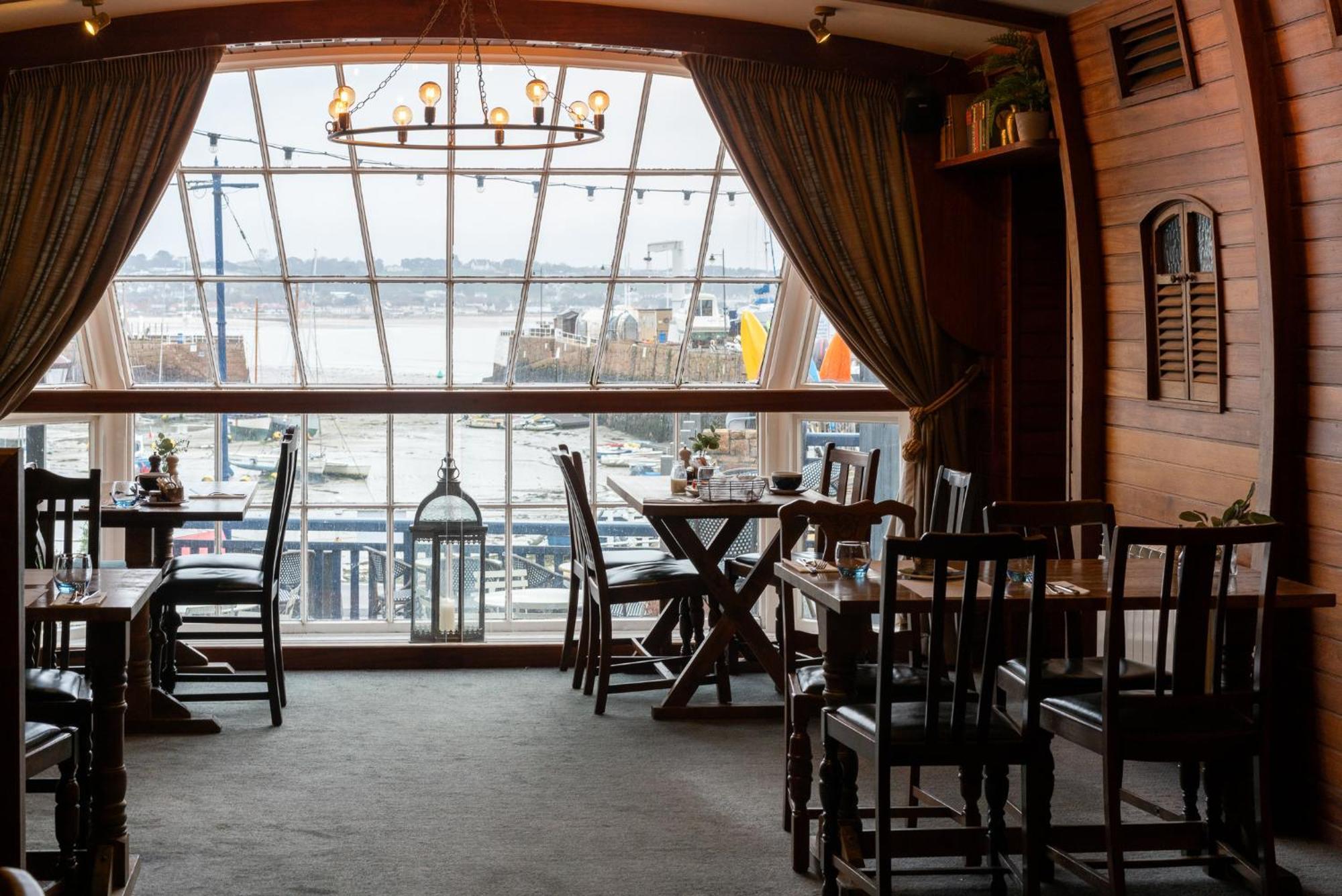 Old Court House Inn St Aubin ภายนอก รูปภาพ
